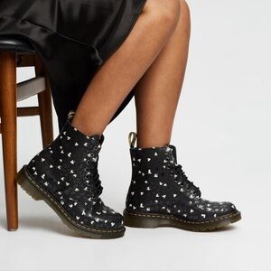 NWB Dr. Martens 1460 Pascal Wild Heart Printed Lace-Up Boot Black Women 6